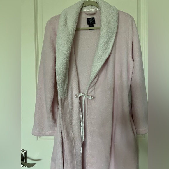 Laura Ashley Robe - Picture 8 of 8